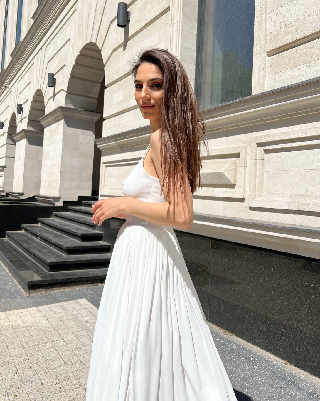 Rochie alba eleganta cu slit si bretele - BELLADRESS