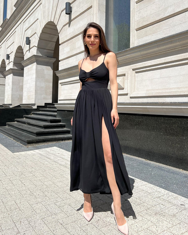 Rochie neagra cu slit si bretele - BELLADRESS