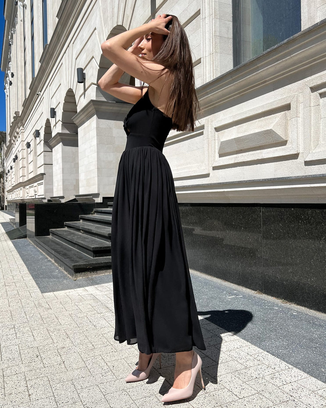 Rochie neagra cu slit si bretele - BELLADRESS